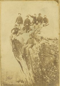 ルックアウトマウンテンの崖に座っている北軍の兵士 作： Kansas A.C. Nichols